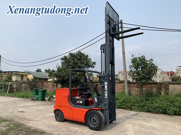 Mẫu xe nâng hàng vận hành mạnh mẽ