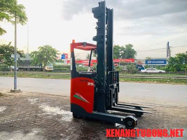 Xe nâng có thiết kế nhỏ gọn, sử dụng tốt trong nhiều không gian