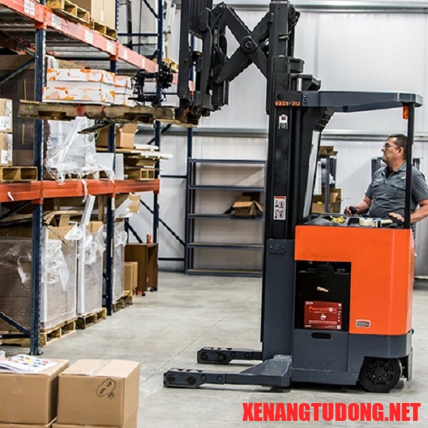 Xe nâng điện Reach Truck an toàn với chất lượng môi trường