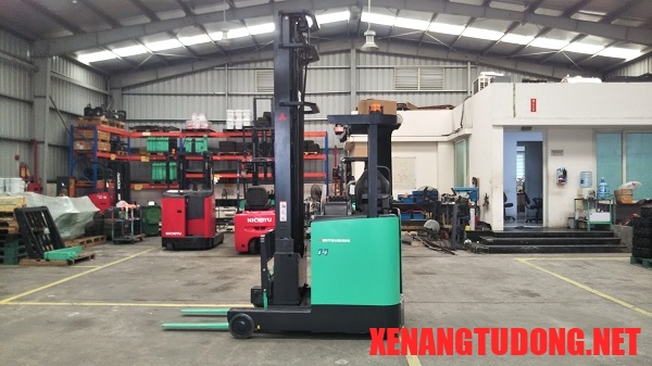 Xe nâng Reach Truck kiểu dáng đứng lái