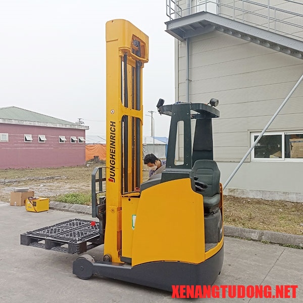 Xe nâng Reach Truck kiểu dáng ngồi lái